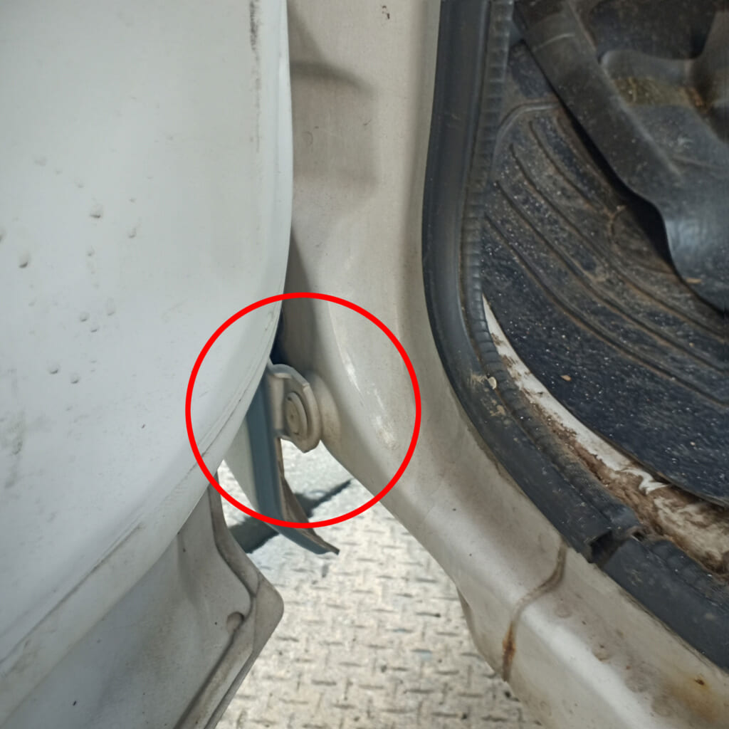ドアのヒンジ部分のピンを抜く。下の方のピンは方向的にドライバーが入らない。
